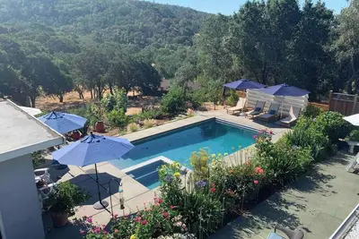 Image de Hillside tranquille Réglage Minutes de la Plaza