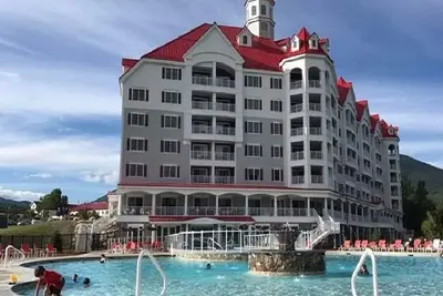 Image de Luxe, flambant neuf 1 ch + Lr au River Walk Resort avec balcon et vue sur le mont 5 Fl.