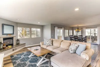 Image de Nouvellement rénové Pierpont Beach Property w / Vues sur l'océan et 2 min à pied de la plage