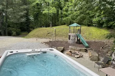 Image de Marchez jusqu'au centre-ville de Gatlinburg ou pêchez. Chien amical avec wi-fi, basket-ball plus