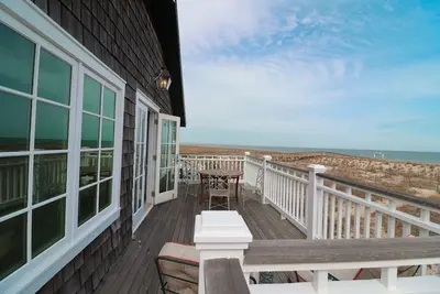 Image de 4 chambres 3 salles de bain Directement Oceanfront Restauré 2 étages original Beach Cottage