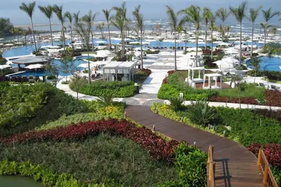 Image de luxueux complexe de deux chambres Grand Luxxe, plage, piscines, golf et tennis gratuits