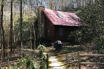 Image de Log Cabin isolée sur le ruisseau; près d'Helen, Anna Ruby Falls et Unicoi; Pas De Frais