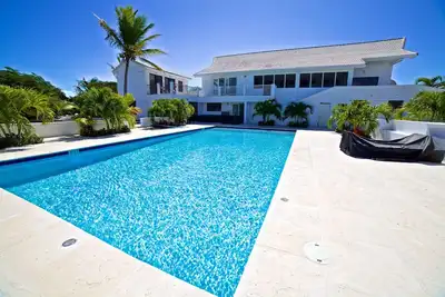 Image de Récemment rénové 5 chambres 5 salles de bain Villa Vues spectaculaires sur l'océan, plages proches! ! !