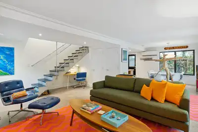 Image de Maison tropicale récemment rénovée dans le centre de Coconut Grove