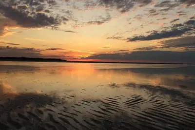 Image de Tales of Sunset Bay, plage de Paine's Creek, promenade à la plage, glaces, café et bière