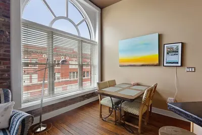 Telfair Loft 311: Magnifique condo dans un bâtiment historique près du marché de la ville