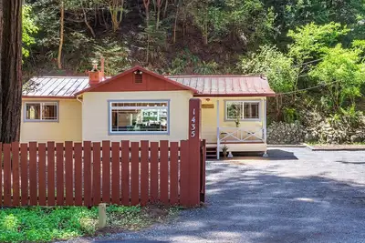 Image de Sweetest Cabin sous les Redwoods! Hot Tub, Fire Pit, Austin Creek!
