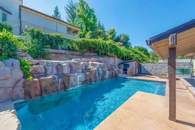 Image de Magnifique maison avec vue sur le lac et piscine en cascade