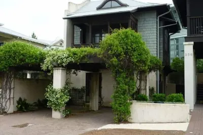 Seulement complet 2 Br / 2 Ba Carriage House