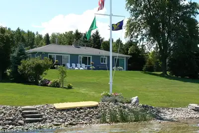Image de Mullet Lake Cottage dans un quartier calme adjacent Ă Aloha State Park
