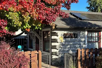 Image de Cabane en rondins conforme à l'Ada, belles finitions de luxe, animaux acceptés. Joli jardin