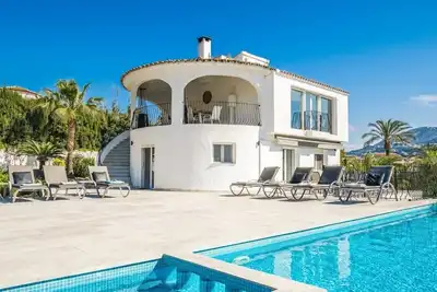 Image de Villa de 6 chambres à quelques minutes de la plage de Moraira. Piscine chauffée, vue mer