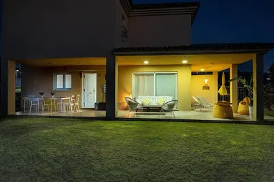 Image de Belle maison avec magnifique porche et jardin privé.