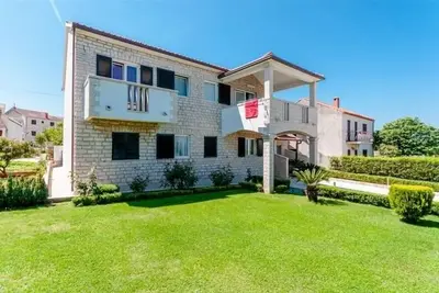 Image de Appartement dans Supetar avec vue mer, terrasse, Climatisation, Wifi (3361-1)