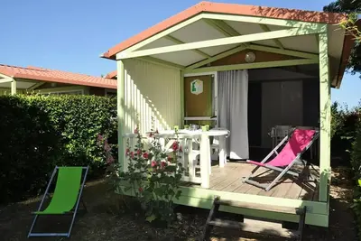 Image de Chalet 25m² Confort - 2 chambres + terrasse couverte + Tv 5 personnes