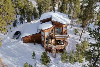 Image de Maison de montagne acceptant les animaux de compagnie avec bain à remous, à 10 minutes de la station de ski et sur la route de la navette