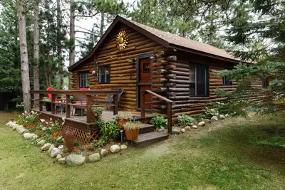 Image de Port Sanilac Log Cabin - Incroyablement mignon!