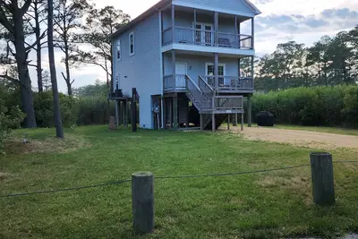 Image de Belle vue sur l'eau, foyer à prix réduits pour l'automne 5 étoiles. Maison plus récente!