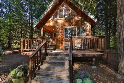 Image de Osprey Nest Cabin: cabine privée confortable sur la rivière Wenatchee avec bain à remous