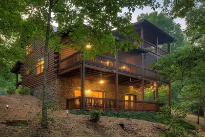 Image de Découvrez une cabane en rondins romantique, privée et paisible sur Rushing Stream