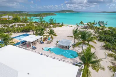 Image de New Luxury Beach Front Home - Près des célèbres cochons nageurs et plus encore!