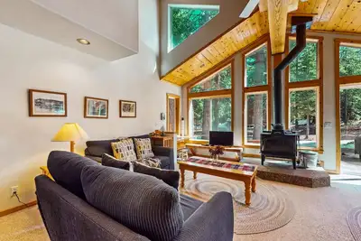 Image de Nouvelle Liste! Chalet acceptant les chiens avec piscine / bain à remous communs - proche de la randonnée / du ski