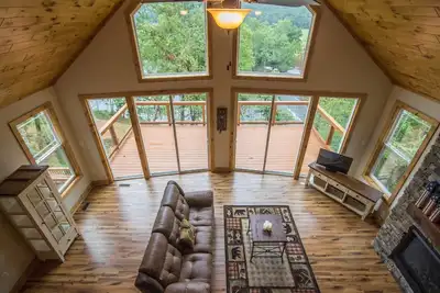 Image de Cabane au sommet d'un arbre sur la rivière Shenandoah