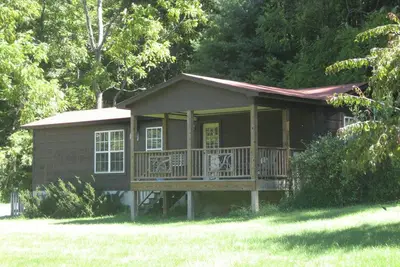 Image de Retiré montagne cabine de chiens sont les bienvenus sur 50 acres à 25 minutes de Asheville