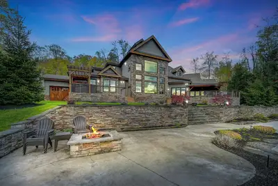 Image de Maison en bois de luxe avec vue sur lac et plage, bain Ă remous, cuisine gastronomique, foyer
