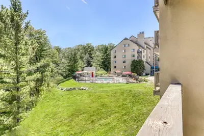Image de Nouvelle Liste! Cozy condo w / piscines partagées, bain à remous et sauna, sur la route de la navette de ski!
