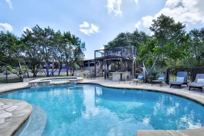 Image de Charmant Hill Country Home, piscine, bain à remous, salle de jeux, foyer, près de la ville