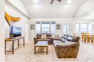 Image de Nouvelle Liste! Duplex pour chiens qui est proche des établissements vinicoles et a de la place pour tous!