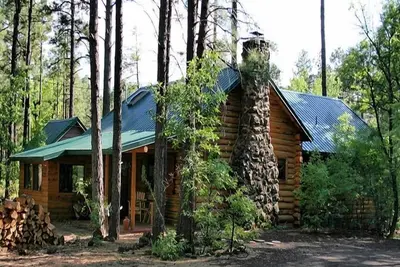 Image de Véritable cabane en rondins! Donc relaxant avec une grande terrasse et un jacuzzi. Lisez nos avis!