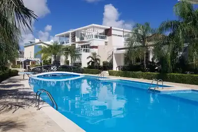 Image de Marchez À La Plage! ! Tropical 2 Br 2. 5Bath Sleeps 6 / WalkTo Beach / immense cour /