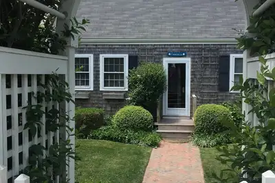 Image de Charmant, pratique Nantucket Cottage Mid-Island sur la piste cyclable Surfside Beach