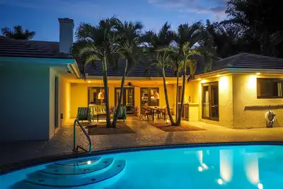 Image de Découvrez les plus beaux - La vie de luxe à son meilleur. . . Spacieux et piscine chauffée.