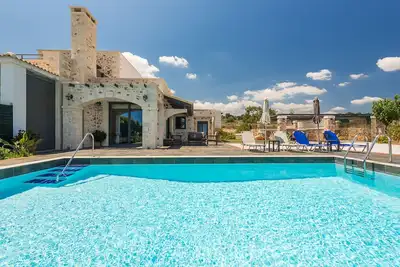 Image de Une nouvelle villa construite avec piscine privée et vue imprenable sur la mer