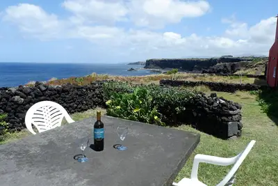 Image de Stone Cottage sur les falaises sur la mer