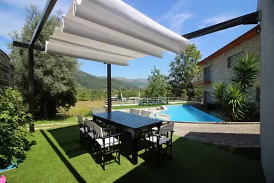 Image de Maison avec piscine et barbecue près de Gerês