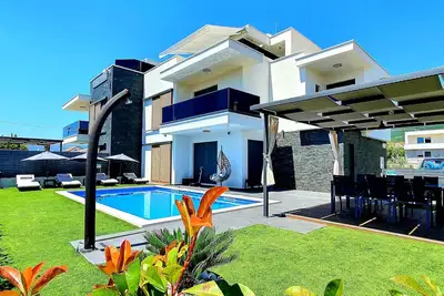 Image de Villa Kambel East - Piscine chauffée, à 50m de la mer, jacuzzi, quartier calme.