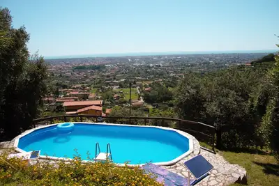 Image de Villa dans vignoble sur collines de Versilia avec magnifique vue sur mer