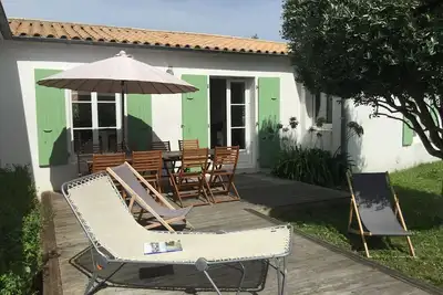 Image de Les Portes en ré, Jolie villa réthaise avec jardin au centre du village.