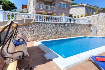 Image de Merveilleuse maison de vacances privée pour 6 personnes avec piscine privée, Wifi, Tv et terrasse