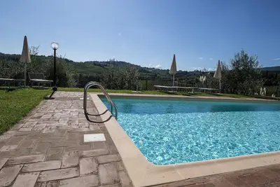 Image de Martina, appartement avec terrasse sur les collines verdoyantes de San Giminiano
