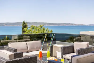 Villa Kambel West - Piscine chauffée, à 50m de la mer, jacuzzi, quartier calme.