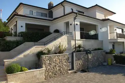 Image de 5 * vacances en famille avec une piscine d'eau salée privée, barbecue, soleil & paysage marin 4 + 3 Nouveau