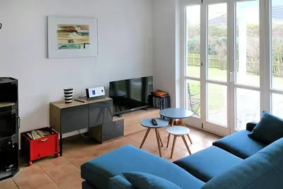 Image de Appartement familial au rez de chaussée, quartier calme avec jardin et chaise de plage