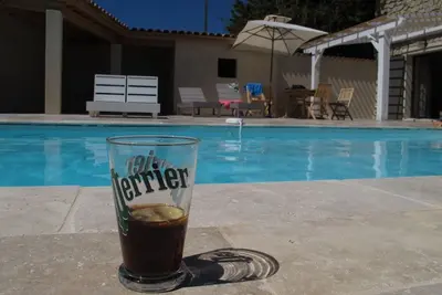 Image de Magnanerie restaurée, piscine chauffée, 2 chattes discrètes vivent dehors l’été