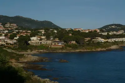 Image de studio dans proprieté calme et ensoleillé à proximité de la mer.